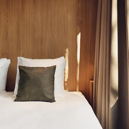 Townhouse מלון 4*